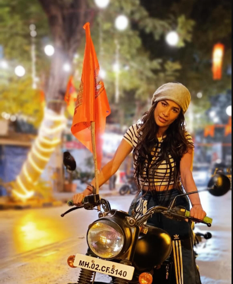 Poonam Pandey-पूनम पाण्डेय की कुल संपत्ति कितनी है ? पूनम पाण्डेय का घर ,गाड़ी और कमाई का जरिया ?