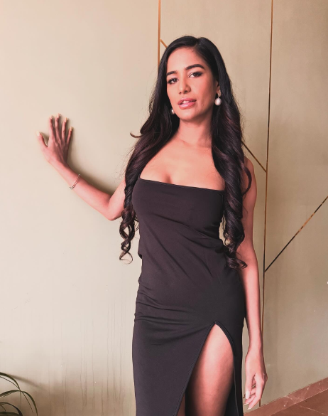 Poonam Pandey-पूनम पाण्डेय की कुल संपत्ति कितनी है ? पूनम पाण्डेय का घर ,गाड़ी और कमाई का जरिया ?